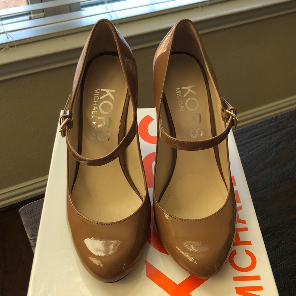 Michael Kors patent leather Mary Jane pump. Size 6